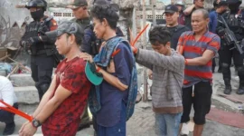 Tim gabungan Polda Metro Jaya, Bareskrim Polri, BNNP DKI, TNI, dan Satpol PP menggerebek Kampung Boncos, Jakarta Barat, pada 12 Oktober 2026. (Posnews/Ist)