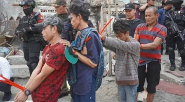 Tim gabungan Polda Metro Jaya, Bareskrim Polri, BNNP DKI, TNI, dan Satpol PP menggerebek Kampung Boncos, Jakarta Barat, pada 12 Oktober 2026. (Posnews/Ist)