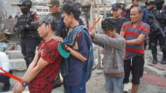Tim gabungan Polda Metro Jaya, Bareskrim Polri, BNNP DKI, TNI, dan Satpol PP menggerebek Kampung Boncos, Jakarta Barat, pada 12 Oktober 2026. (Posnews/Ist)