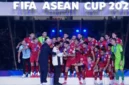 Timnas Indonesia mengangkat trofi FIFA ASEAN Cup 2026 setelah mengalahkan Thailand.
