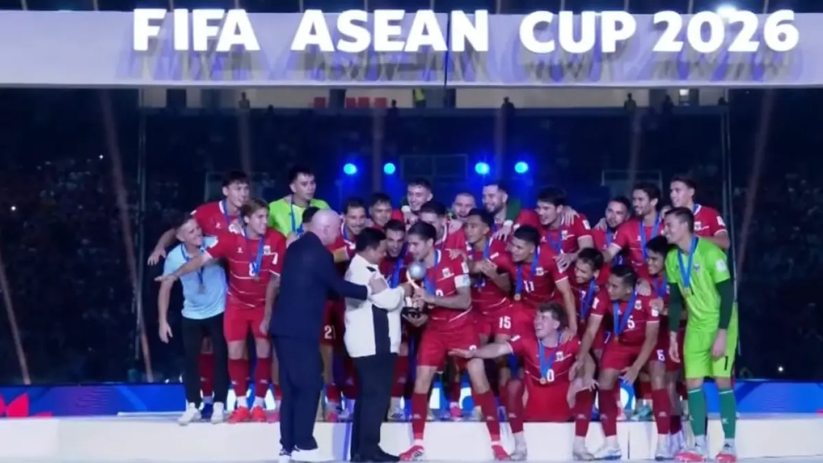 Timnas Indonesia mengangkat trofi FIFA ASEAN Cup 2026 setelah mengalahkan Thailand.
