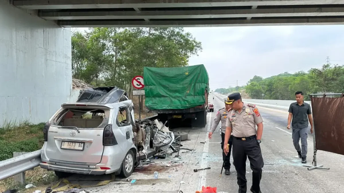 Toyota Avanza mengalami kerusakan parah setelah menabrak bagian belakang truk Fuso di KM 198.100 Tol Terpeka, Lampung.