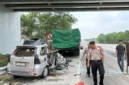 Toyota Avanza mengalami kerusakan parah setelah menabrak bagian belakang truk Fuso di KM 198.100 Tol Terpeka, Lampung.