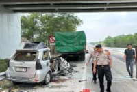 Toyota Avanza mengalami kerusakan parah setelah menabrak bagian belakang truk Fuso di KM 198.100 Tol Terpeka, Lampung.