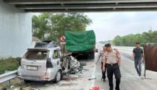 Toyota Avanza mengalami kerusakan parah setelah menabrak bagian belakang truk Fuso di KM 198.100 Tol Terpeka, Lampung.