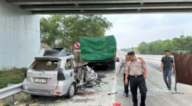 Toyota Avanza mengalami kerusakan parah setelah menabrak bagian belakang truk Fuso di KM 198.100 Tol Terpeka, Lampung.