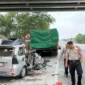 Toyota Avanza mengalami kerusakan parah setelah menabrak bagian belakang truk Fuso di KM 198.100 Tol Terpeka, Lampung.