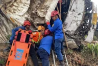 Truk boks yang terlibat kecelakaan maut dengan dua sepeda motor di turunan Slumut, Pakis, Kabupaten Magelang. (Posnews/Basarnas)

