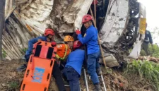 Truk boks yang terlibat kecelakaan maut dengan dua sepeda motor di turunan Slumut, Pakis, Kabupaten Magelang. (Posnews/Basarnas)
