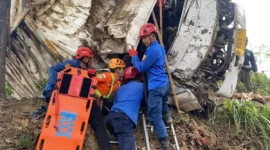 Truk boks yang terlibat kecelakaan maut dengan dua sepeda motor di turunan Slumut, Pakis, Kabupaten Magelang. (Posnews/Basarnas)

