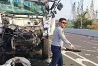 Truk tangki mengalami kerusakan parah setelah menabrak truk trailer di Tol Cibitung-Cilincing, Jakarta Utara.

