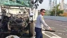 Truk tangki mengalami kerusakan parah setelah menabrak truk trailer di Tol Cibitung-Cilincing, Jakarta Utara.