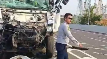 Truk tangki mengalami kerusakan parah setelah menabrak truk trailer di Tol Cibitung-Cilincing, Jakarta Utara.