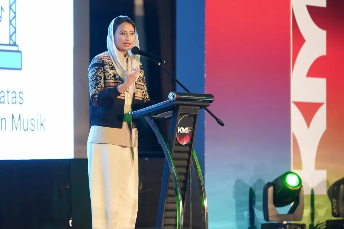 Wamendag Dyah Roro Esti Widya Putri menyampaikan peluang talenta musik Indonesia menembus pasar global dalam Konferensi Musik Indonesia 2026 di Makassar. (Posnews/Kemendag)
