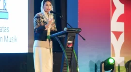 Wamendag Dyah Roro Esti Widya Putri menyampaikan peluang talenta musik Indonesia menembus pasar global dalam Konferensi Musik Indonesia 2026 di Makassar. (Posnews/Kemendag)
