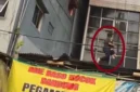 Wanita berhijab menyelamatkan anak saat kebakaran rumah makan Padang di Rawamangun, Jakarta Timur, Jumat 9 Oktober 2026.

