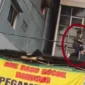 Wanita berhijab menyelamatkan anak saat kebakaran rumah makan Padang di Rawamangun, Jakarta Timur, Jumat 9 Oktober 2026.
