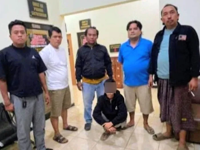 Polisi menangani kasus video viral pemuda Bondowoso yang diduga melecehkan Al-Qur'an. (Posnews/Polres Bondowoso)
